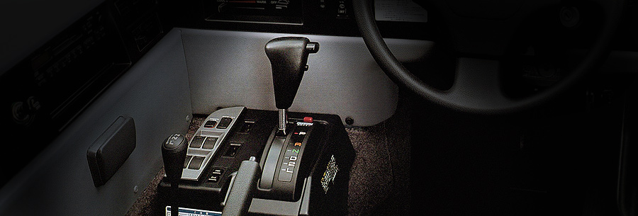Рычаг управления 4-ступенчатой автоматической коробки Toyota A443F в кабине Тойота Мега Крузер.