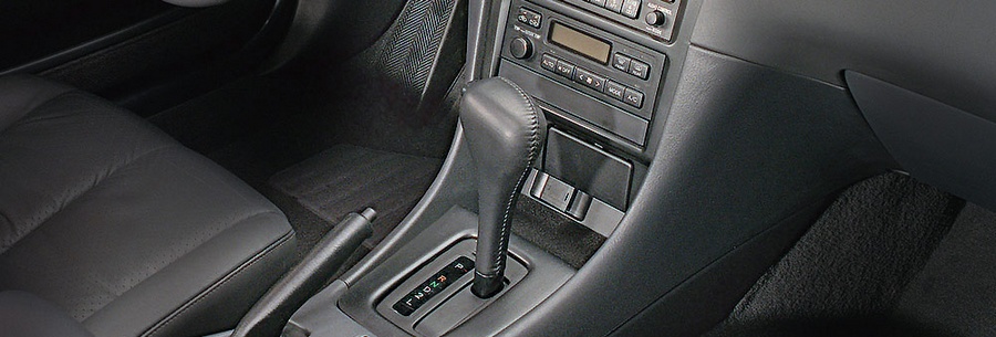 Рычаг управления 4-ступенчатой автоматической коробки Toyota A540E в кабине Тойота Камри.