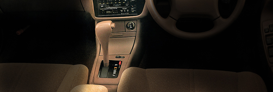 Рычаг управления 4-ступенчатой автоматической коробки Toyota A540H в кабине Тойота Виста.