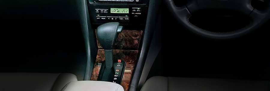 Рычаг управления 4-ступенчатой автоматической коробки Тойота A541E в кабине Toyota Windom.