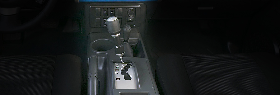 Рычаг управления 5-ступенчатой автоматической коробки Тойота A750E в кабине Toyota FJ Cruiser