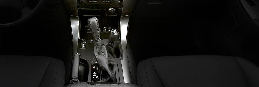 Рычаг управления 5-ступенчатой автоматической коробки A750F в кабине Тойота Ленд Крузер Прадо 120