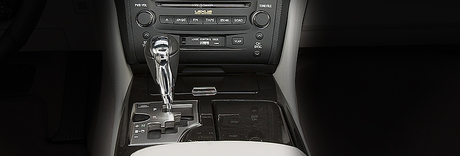 Рычаг управления 6-ступенчатой автоматической коробки Toyota A760E в кабине Lexus GS350