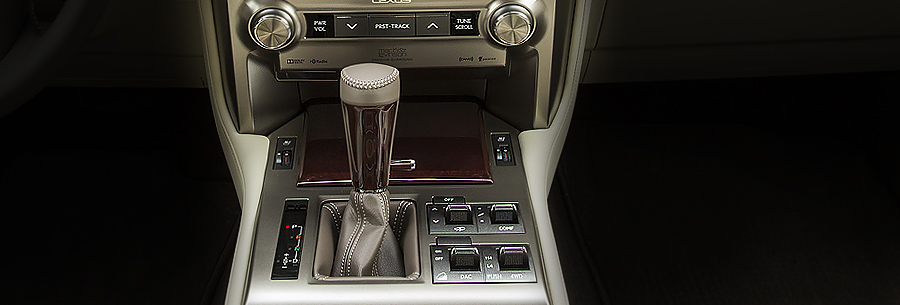 Рычаг управления 6-ступенчатой автоматической коробки Toyota A760F в кабине Lexus GX460