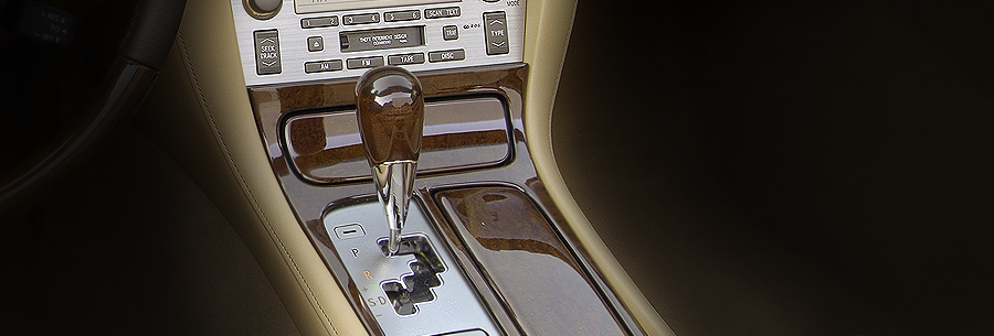 Рычаг управления 6-ступенчатой автоматической коробки A761E в кабине Lexus SC430