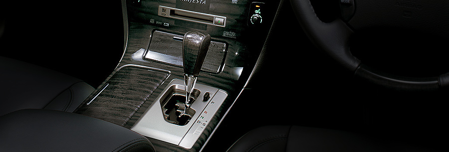 Рычаг управления 6-ступенчатой автоматической коробки A761H в кабине Toyota Crown Majesta