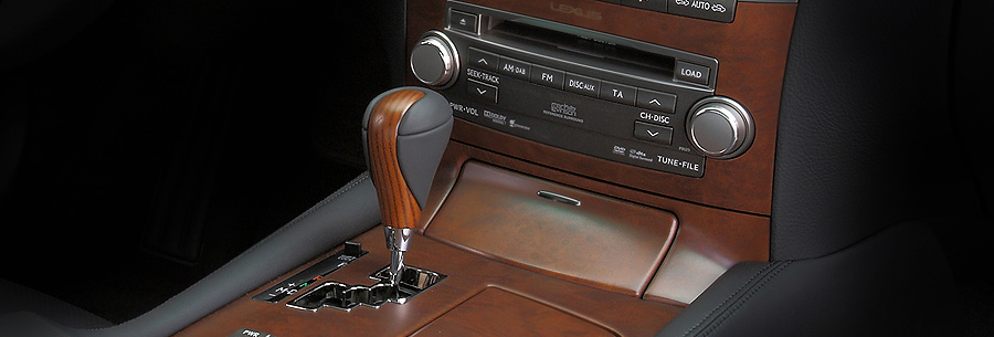 Рычаг управления 8-ступенчатой автоматической коробки Toyota AA80F в кабине Lexus LS460