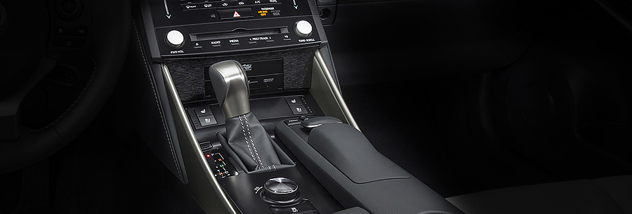 Рычаг управления 8-ступенчатой автоматической коробки Toyota AA81E в кабине Lexus IS350