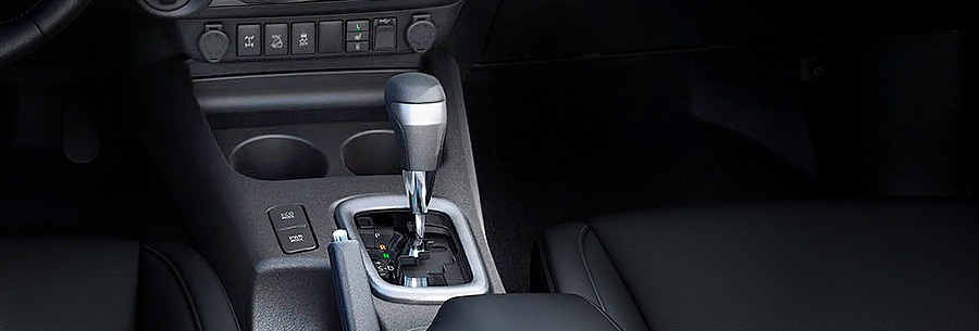 Рычаг управления 6-ступенчатой автоматической коробки Toyota AC60F в кабине Тойота Хайлюкс