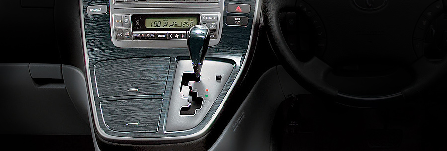 Рычаг управления 5-ступенчатой автоматической коробки Toyota U151E в кабине Тойота Альфард.