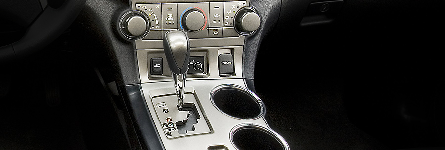 Рычаг управления 5-ступенчатой автоматической коробки Тойота U151F в кабине Toyota Highlander.