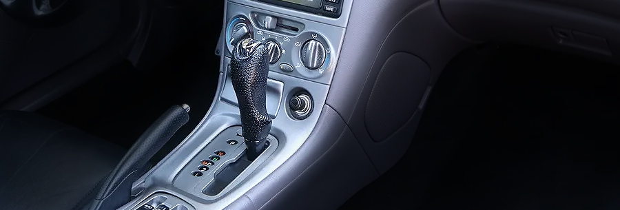 Рычаг управления 4-ступенчатой автоматической коробки Toyota U240E в кабине Тойота Селика.