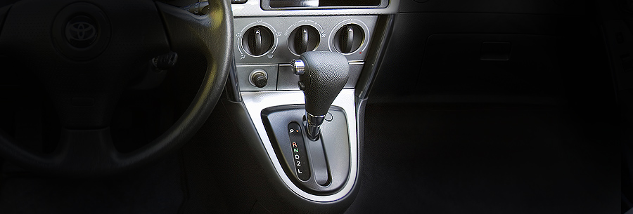 Рычаг управления 4-ступенчатой автоматической коробки Toyota U341F в кабине Тойота Матрикс.