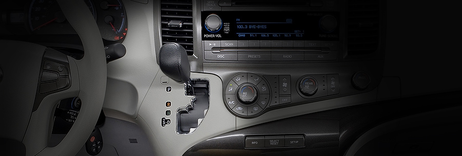 Рычаг управления 6-ступенчатой автоматической коробки Тойота U660F в кабине Toyota Sienna.