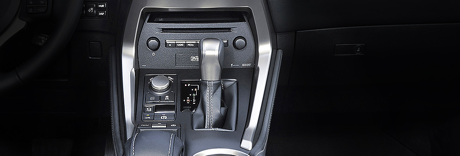 Рычаг управления 6-ступенчатой автоматической коробки Тойота U661E в кабине Lexus NX200t.