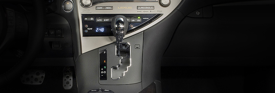 Рычаг управления 8-ступенчатой автоматической коробки Toyota U880F в кабине Lexus RX350.