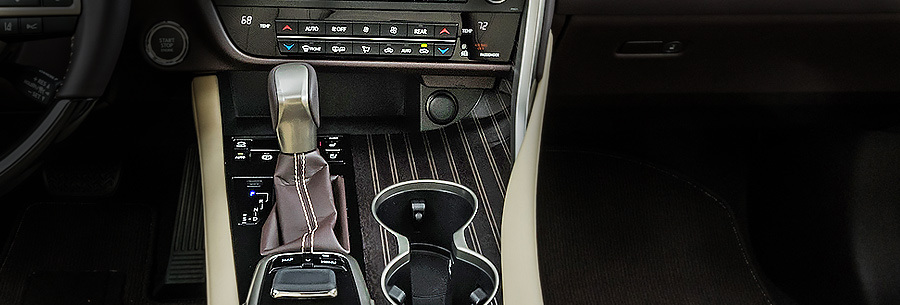 Рычаг управления 8-ступенчатой автоматической коробки U881 в кабине Lexus RX350.