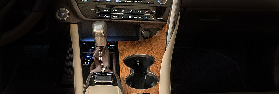 Рычаг управления 8-ступенчатой автоматической коробки Toyota U881 в кабине Lexus RX350.