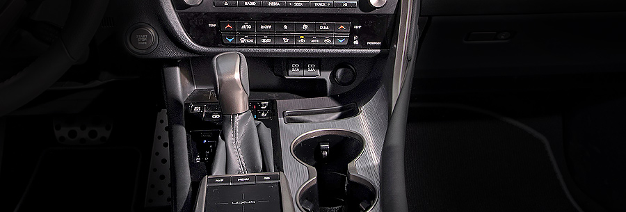 Рычаг управления 8-ступенчатой автоматической коробки Toyota U881F в кабине Lexus RX350.