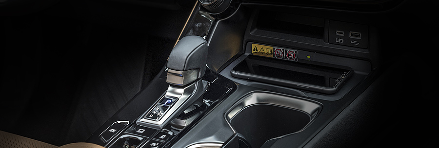 Рычаг управления 8-ступенчатой автоматической коробки Toyota UA81F в кабине Lexus NX350.