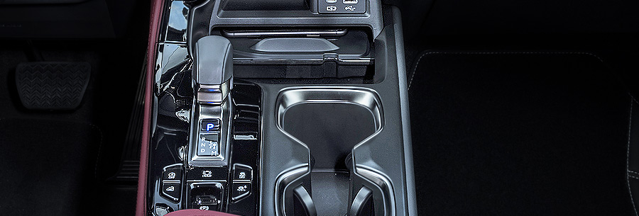 Рычаг управления 8-ступенчатой автоматической коробки UB80 в кабине Lexus NX250.