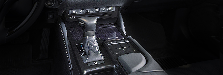 Рычаг управления 8-ступенчатой автоматической коробки Toyota UB80E в кабине Lexus ES250.