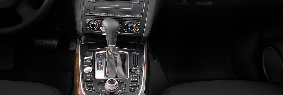 Рычаг управления 6-ступенчатой автоматической коробки AL651 в кабине Audi Q5