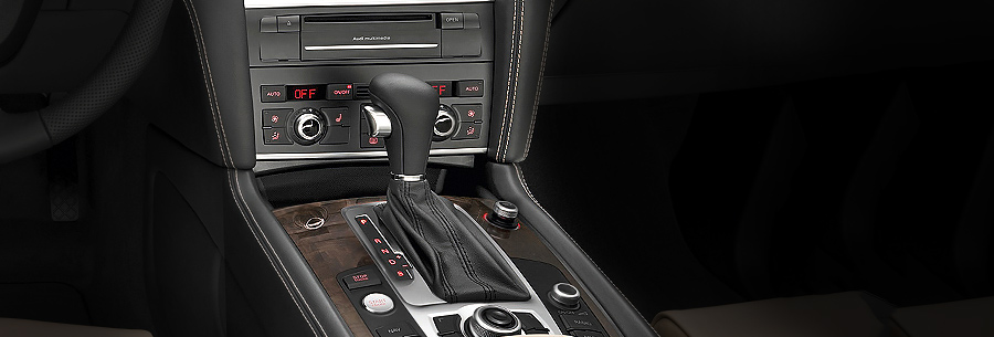 Рычаг управления 6-ступенчатой автоматической коробки AL950 в кабине Audi Q7