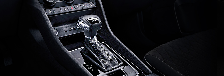 Рычаг управления 8-ступенчатой автоматической коробки VW AQ300 в кабине Шкода Карок