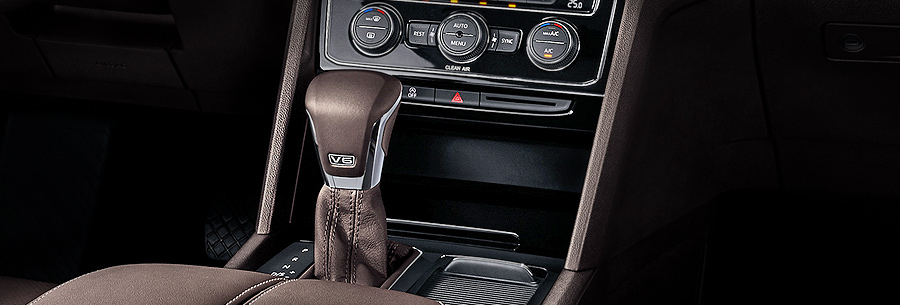 Рычаг управления 8-ступенчатой автоматической коробки VW AQ450 в кабине Фольксваген Терамонт