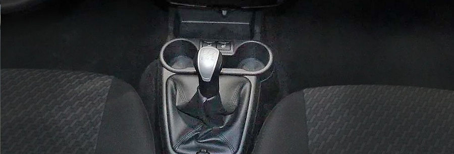 Рычаг управления 5-ступенчатой мкпп ВАЗ 2181 в салоне Renault Datsun.