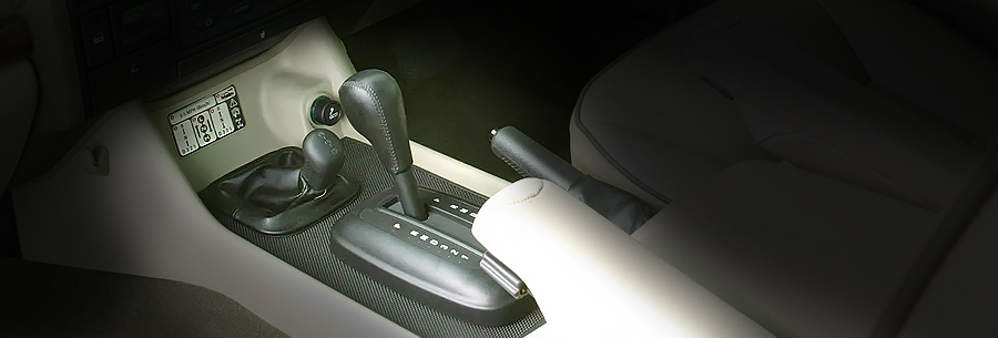 Рычаг управления 4-ступенчатой автоматической коробки ZF 4HP22 в кабине Land Rover Discovery.