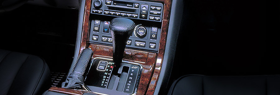 Рычаг управления 4-ступенчатой автоматической коробки ZF 4HP24 в кабине Range Rover.