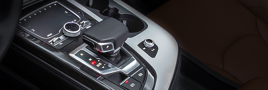 Рычаг управления 8-ступенчатой автоматической коробки ZF 8HP65 в кабине Audi Q7