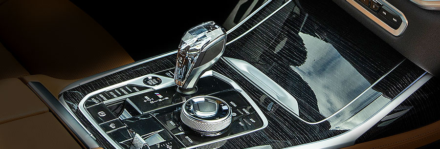 Рычаг управления 8-ступенчатой автоматической коробки ZF 8HP76 в кабине BMW X7